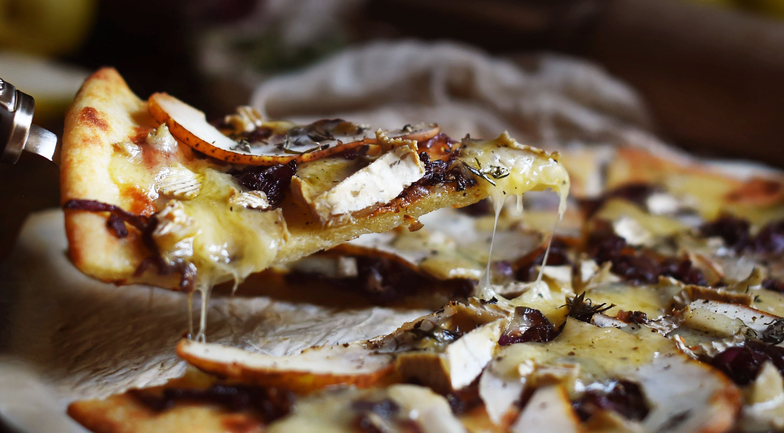 Low-Carb Caramelized Onion, Pear and Brie Flatbread