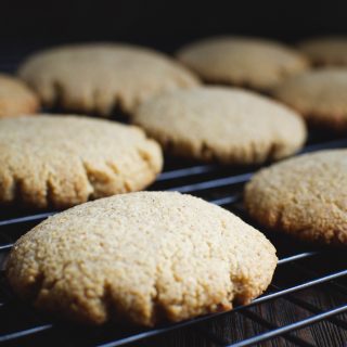 Low-Carb Molasses Gingerbread Cookies