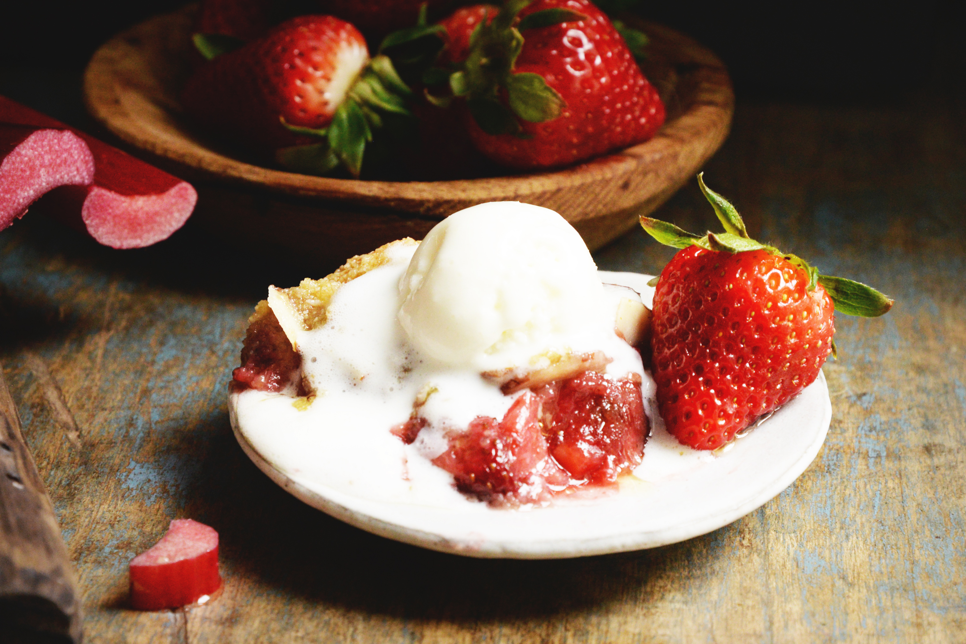 Low-Carb Strawberry Rhubarb Crisp Recipe (Gluten-Free)